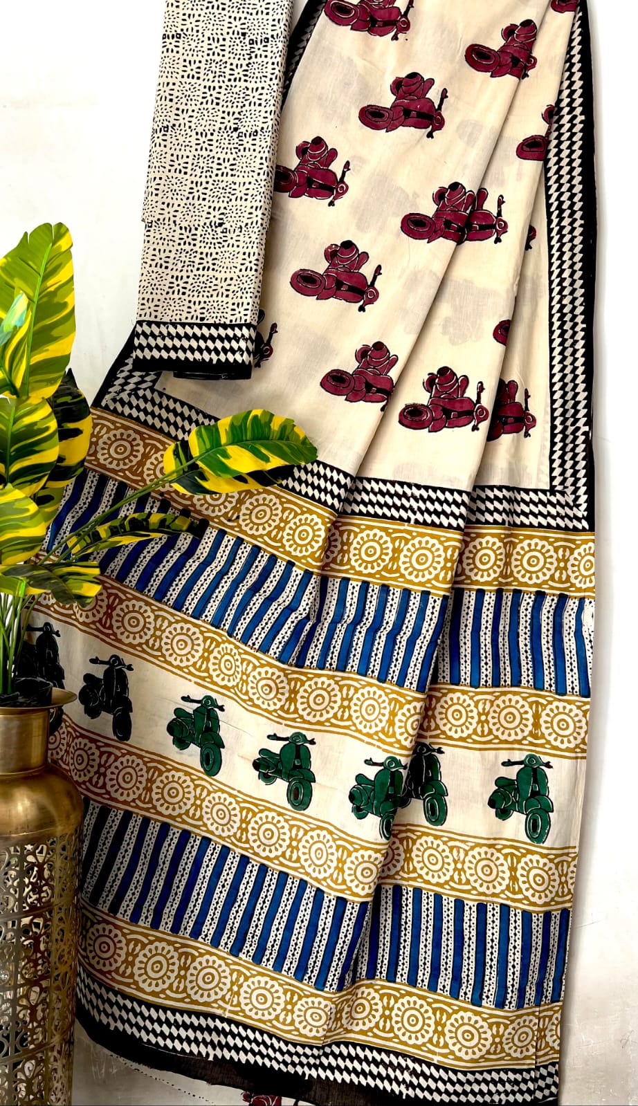 Off White Scooty Block Print Mul Cotton Saree | Shop By Abhinetri